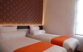 Front One Boutique Tugu Muda Semarang